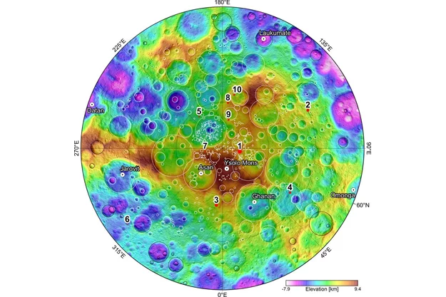 Mapa północnych obszarów Ceres z zaznaczonymi 10 miejscami, gdzie wykryto słabą poświatę od lodu wodnego