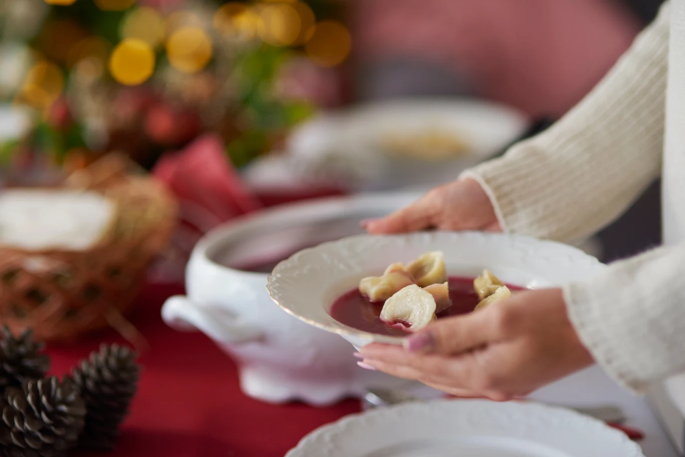 Szykując Wigilię, warto nawiązać do ciekawych, świątecznych tradycji. Jedną z nich jest wróżba z sianka. 