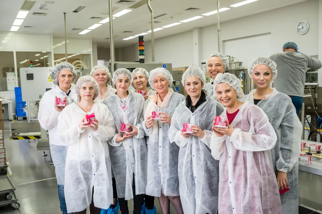 Przed wejściem do hali, w której produkowane są kosmetyki Lirene, trzeba było założyć ochronne ubranie. Choć czepki i fartuszki nie okazały się specjalnie twarzowe, były niezbędne w miejscu, gdzie musi być zachowana sterylna czystość. Świadome tych obostrzeń panie nawet na chwilę nie straciły poczucia humoru. Przed wejściem do hali, w której produkowane są kosmetyki Lirene, trzeba było założyć ochronne ubranie. Choć czepki i fartuszki nie okazały się specjalnie twarzowe, były niezbędne w miejscu, gdzie musi być zachowana sterylna czystość. Świadome tych obostrzeń panie nawet na chwilę nie straciły poczucia humoru.
