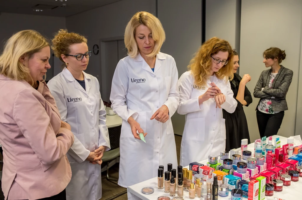 Jolanta Kochan szczegółowo wypytywała Elżbietę Jakimiuk, Ewę Kaźmierczak i Karolinę Bazelę z Laboratorium Naukowego o działanie kosmetyków Lirene. Jolanta Kochan szczegółowo wypytywała Elżbietę Jakimiuk, Ewę Kaźmierczak i Karolinę Bazelę z Laboratorium Naukowego o działanie kosmetyków Lirene.