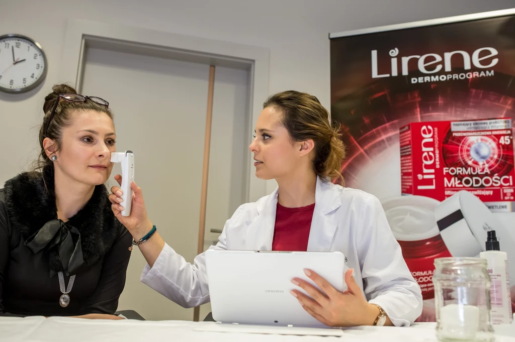 Karolina Pitera, ekspert Laboratorium Naukowego Lirene, bada skórę Gabrieli Krasoń, która przyznała, że kosmetykom marki Lirene ufa już od wielu lat. Karolina Pitera, ekspert Laboratorium Naukowego Lirene, bada skórę Gabrieli Krasoń, która przyznała, że kosmetykom marki Lirene ufa już od wielu lat.