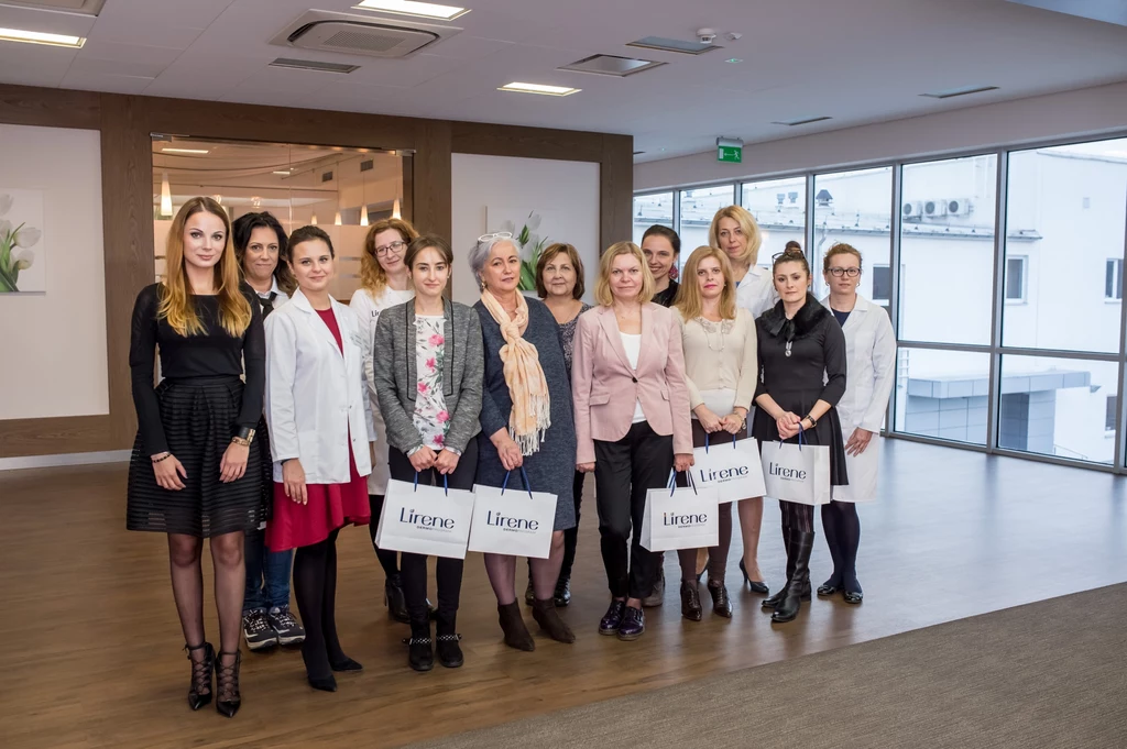 Pamiątkowe zdjęcie wszystkich laureatek z ekspertami Laboratorium Naukowego Lirene. Od lewej stoją: Marta Labus, Edyta Rojek, Karolina Pitera, Karolina Bazela, Edyta Ziora, Jolanta Czarkowska, Barbara Macieja, Jolanta Kochan, Joanna Mariuk, Maya Kowalczyk, Ewa Kazimierczak, Gabriela Krasoń i Elżbieta Jakimiuk. Pamiątkowe zdjęcie wszystkich laureatek z ekspertami Laboratorium Naukowego Lirene. Od lewej stoją: Marta Labus, Edyta Rojek, Karolina Pitera, Karolina Bazela, Edyta Ziora, Jolanta Czarkowska, Barbara Macieja, Jolanta Kochan, Joanna Mariuk, Maya Kowalczyk, Ewa Kazimierczak, Gabriela Krasoń i Elżbieta Jakimiuk.