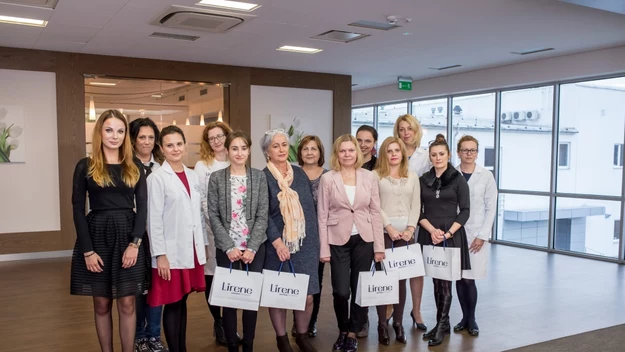 Pamiątkowe zdjęcie wszystkich laureatek z ekspertami Laboratorium Naukowego Lirene. Od lewej stoją: Marta Labus, Edyta Rojek, Karolina Pitera, Karolina Bazela, Edyta Ziora, Jolanta Czarkowska, Barbara Macieja, Jolanta Kochan, Joanna Mariuk, Maya Kowalczyk, Ewa Kazimierczak, Gabriela Krasoń i Elżbieta Jakimiuk.