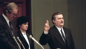 Lech Wałęsa składa Narodowego przysięgę prezydencką. Obok jego żona Danuta