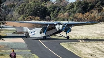 Ford Trimotor "City of Wichita" z 1928 roku, który wciąż przewozi pasażerów. Teraz na trasach widokowych