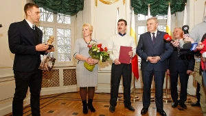 Prezydent Białegostoku Tadeusz Truskolaski (2P) wręczył klucze do mieszkania repatriantom z Kazachstanu - państwu Ilonie (2L) i Aleksandrowi (3L) Baszyńskim, oraz ich synowi Andrzejowi (L)