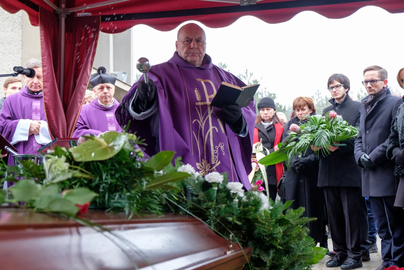 Po stracie żony i jednego z synów Bohdan Smoleń przestał publicznie występować. Swoje losy związał następnie Wielkopolską. Pod koniec życia mieszkał w jednej z tamtejszych wsi, hodował kuce szkockie i prowadził założoną przez siebie Fundację Stworzenia Pana Smolenia, zajmującą się hipoterapią dla osób niepełnosprawnych. O utracie najbliższych, własnej chorobie, ale także - najlepszych wspomnieniach z dzieciństwa Smoleń opowiedział w wydanej w 2011 r. książce Anny Karoliny Kłys - "Niestety wszyscy się znamy".