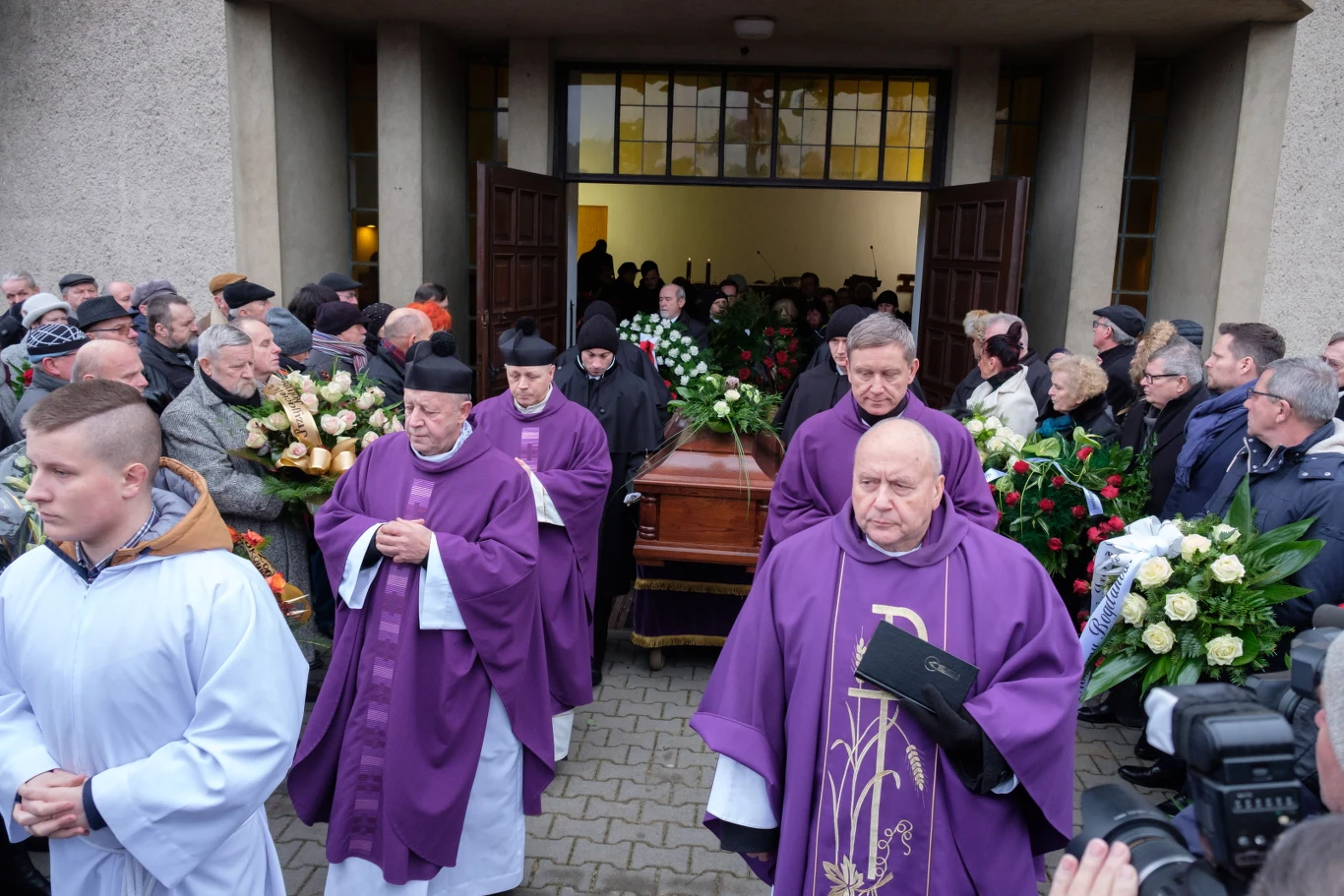 Bohdan Smoleń został pochowany w rodzinnym grobowcu, w którym spoczywają jego żona Teresa i syn Piotr, którzy niemal 30 lat temu popełnili samobójstwo - w 1988 roku artysta stracił dziecko, niecały rok później żonę.