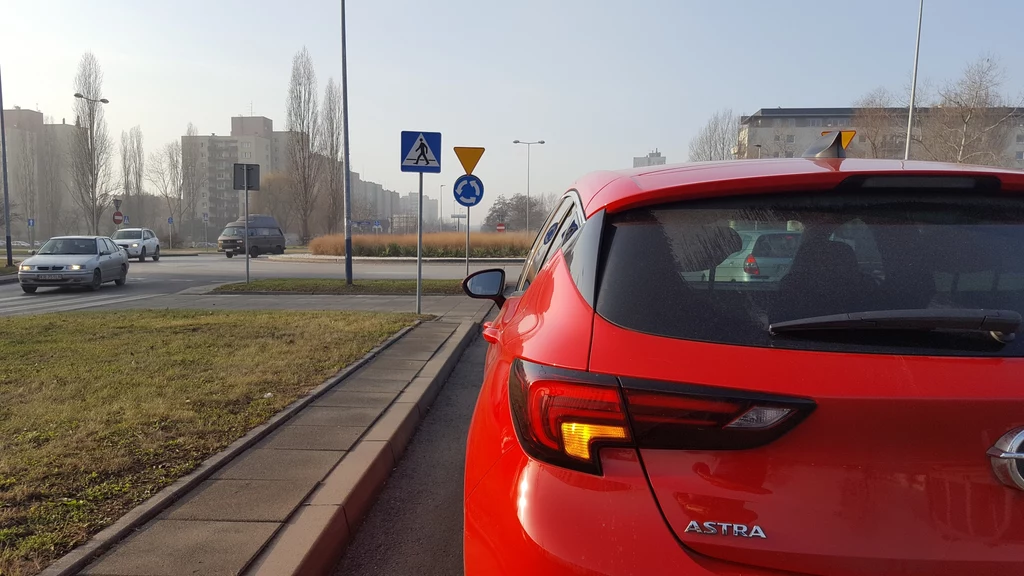 Ten kierowca robi błąd, włącza lewy kierunkowskaz wjeżdżając na rondo