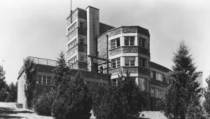 W miejsce spalonego pałacyku myśliwskiego Fryderyka Habsburga wzniesiono nową budowlę