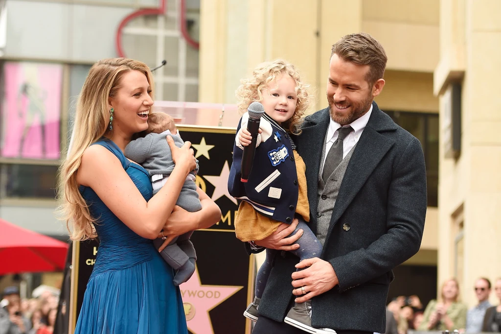 Blake Lively i Ryan Reynolds z córkami