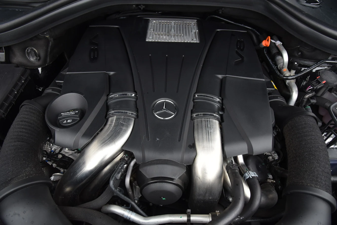 Ośmiocylindrowa benzynowa jednostka napędowa zapewnia autu znakomite osiągi i pracuje niesamowicie cicho i kulturalnie. Potrafi jednak zużywać dużo paliwa, ale na szczęście bak ma 100 litrów.