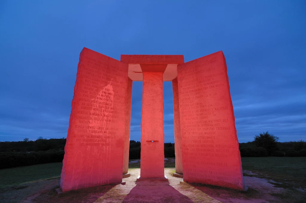 Georgia Guidestones, nazywany również "amerykańskim Stonehenge"