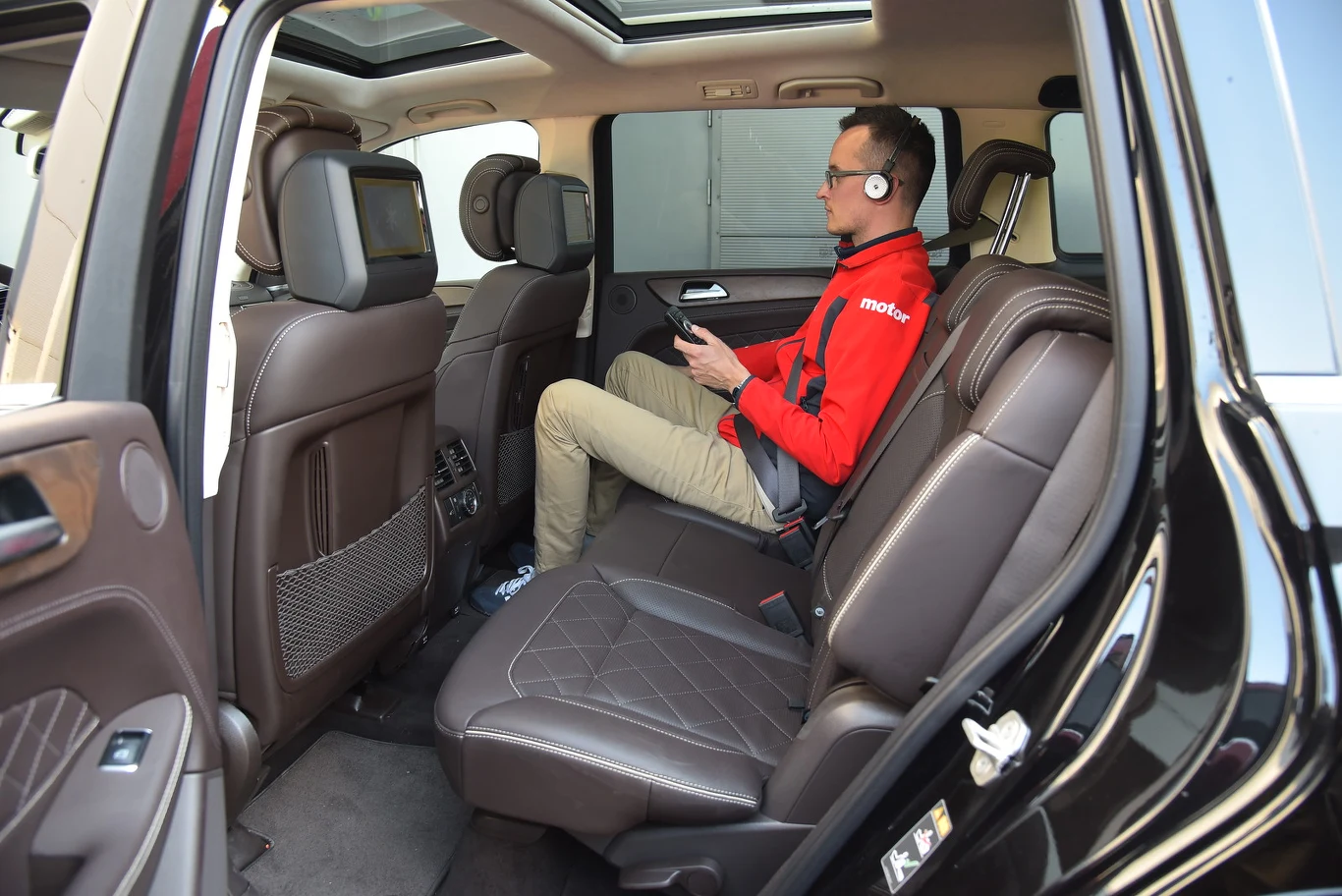 Siedzenia mają pochylane oparcia, ale niestety się nie przesuwają. Monitory w zagłówkach to opcja.