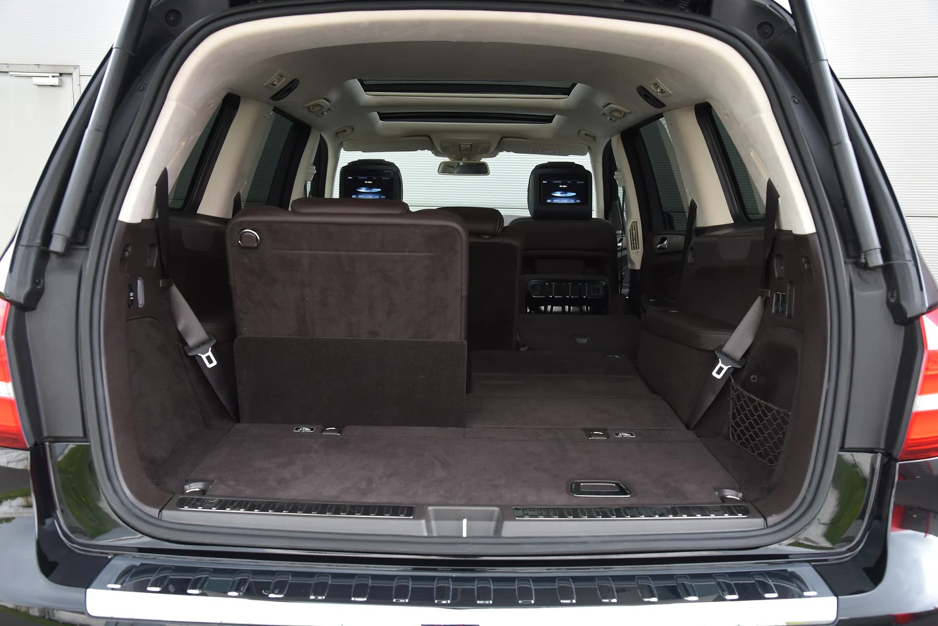 Podstawowa pojemność bagażnika to 680 litrów, a maksymalna – 2300 l. Niestety Mercedes nie podaje, jaka jest jego wielkość w konfiguracji 7-osobowej.