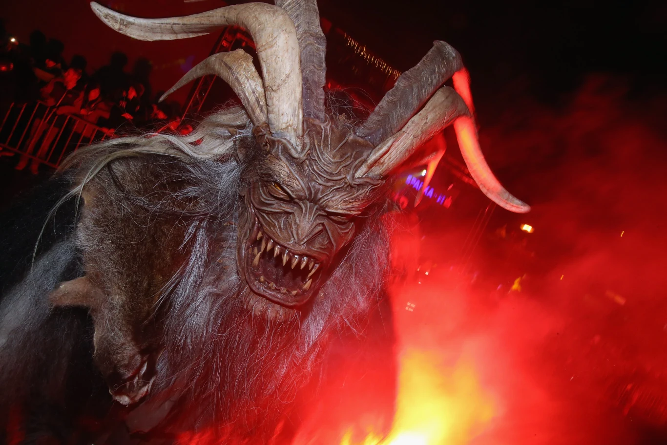 Coroczna parada Krampusów w Fieberbrunn (Austria) Coroczna parada Krampusów w Fieberbrunn (Austria)