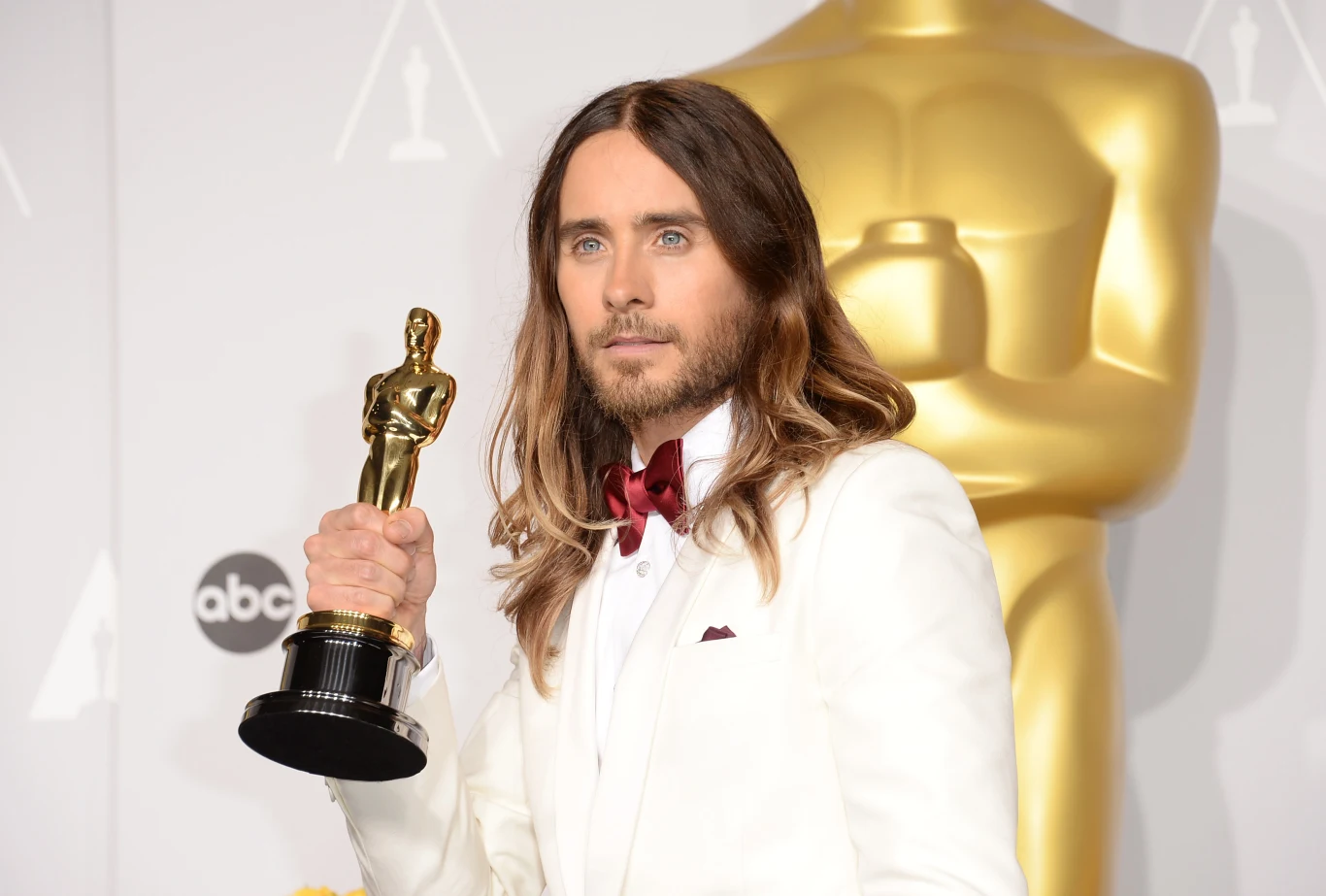 Jedną z najbardziej rozpoznawalnych i nagradzanych ról, jaką zagrał Jared Leto, była postać queerowego transwestyty Rayona w filmie "Witaj w klubie". To zadanie wymagało od amerykańskiego wokalisty wielu wyrzeczeń. "Musiałem schudnąć do 52 kilo, depilować ciało, zmienić głos na kobiecy, przyswoić dialekt" - opowiadał Leto o swoich przygotowaniach do filmu. Wysiłek opłacił się, ponieważ na Jareda spłynął deszcz pochwał, a w jego ręce trafiły statuetki Oscara oraz Złotego Globu
