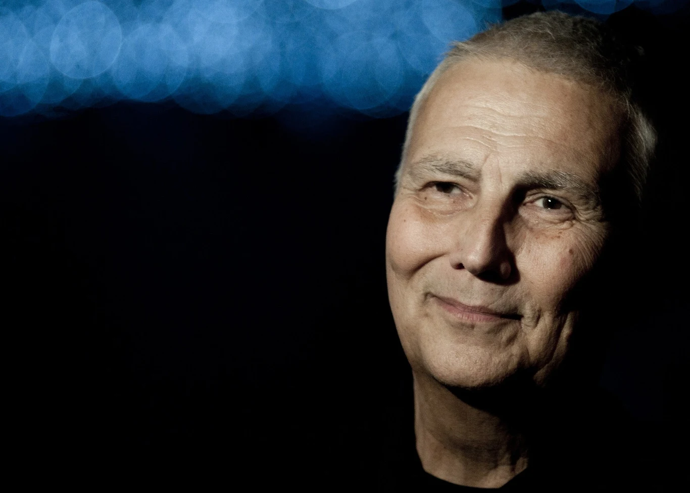 24 grudnia 2016 mijają dwa lata od śmierci Krzysztofa Krauzego - wybitnego polskiego reżysera i scenarzystę, twórca filmów nagradzanych na festiwalach w Polsce i za granicą ("Dług", "Mój Nikifor", "Papusza", "Plac Zbawiciela"). Zmarł w wieku 61 lat.

W 2006 roku lekarze zdiagnozowali u niego raka prostaty. O swojej chorobie mówił w wywiadzie dla tygodnika "Wprost": "Każdy chory na raka spodziewa się cierpienia. Prędzej czy później. I może wtedy chce umrzeć. Tylko w ten sposób czasami myślę o nowotworze. Ale nie chcę chyba o tym rozmawiać. Nawet kiedy ludzie mówią na dzień dobry: 'Jak się czujesz?', proszę, aby pomijali to pytanie".