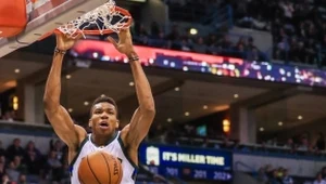 Giannis Antetokounmpo (zbiały strój) i Marcin Gortat