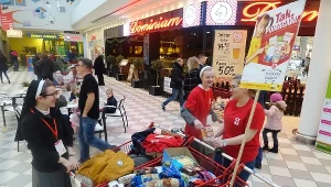 Zbiórka odzieży i żywności prowadzona przez wolontariuszy Caritas Polska