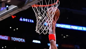 Timofiej Mozgow #20 z Los Angeles Lakers i Paul Pierce #34 z Clippers.