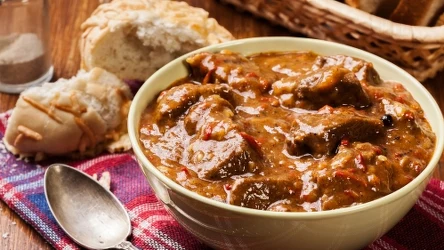 Jak zmiękczyć mięso w gulaszu? Dodawaj ten składnik, a nigdy nie będzie twarde jak podeszwa