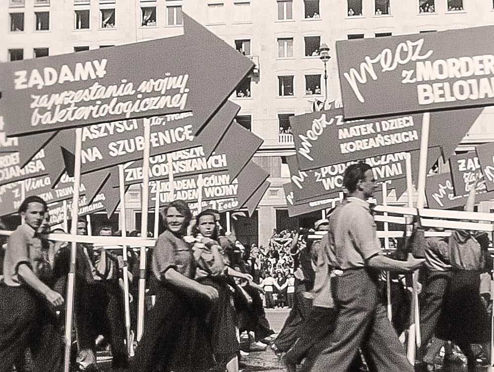 ©Wytwórnia Filmów Dokumentalnych i Fabularnych (WFDiF). Źródło: „Polska Kronika Filmowa. Podglądanie PRL-u” wyd. BOSZ, Filmoteka Narodowa, 2016