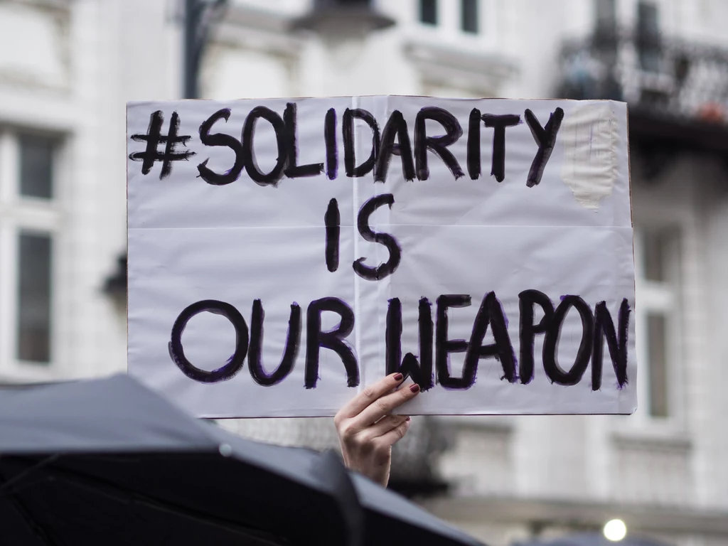 "Solidarność jest naszą bronią". Transparent sfotografowany w czasie jednego z protestów kobiet