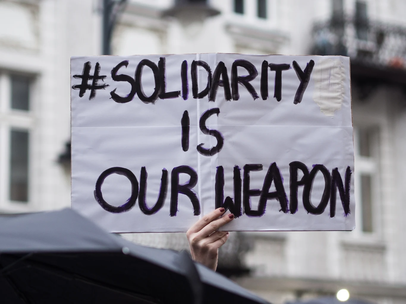 "Solidarność jest naszą bronią". Transparent sfotografowany w czasie jednego z protestów kobiet "Solidarność jest naszą bronią". Transparent sfotografowany w czasie jednego z protestów kobiet