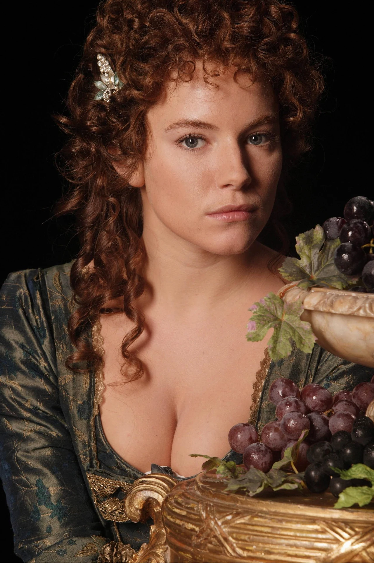 W historycznym kostiumie zobaczyliśmy Siennę Miller w filmie Lasse Halstroma "Casanova" (2005). Wcieliła się w nim kobietę, dla której stracił głowę tytułowy podrywacz (Heath Ledger).

- Do tej pory grywałam postaci współczesne. Rola w filmie kostiumowym była wielkim wyzwaniem. Ale Francesca ma cechy bardzo mi bliskie: jest niezależna i absolutnie nonkonformistyczna. Nigdy nie boi się postępować zgodnie z własnymi przekonaniami i mówić to, co myśli - mówiła aktorka.