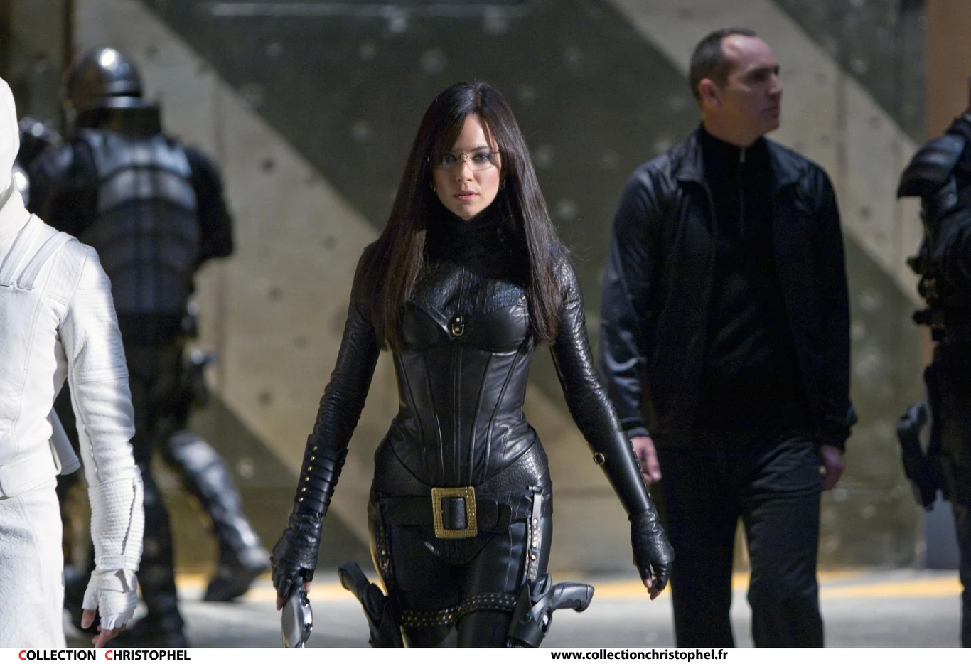 Największą produkcją w filmografii Sienny Miller pozostaje "G.I. Joe: Czas Kobry", w którym oglądaliśmy ją w roli Baronowej.

"Początkowo byłam przerażona. Nie sądziłam, że będę w stanie wykonać coś, co wymaga tak dużych umiejętności fizycznych" - mówiła aktorka. "Okazało się jednak, że bardzo mi się to spodobało"- dodała Miller.

Aktorka zdradziła, że na planie miała sztuczny biust. "Nosiłam obcisły strój z czarnej skóry, a do tego znacznie większe cycki" - opowiadała gwiazda - "Dali mi to coś, co wyglądało jak filety z kurczaka. Reżyser powiedział mi: 'Będę z tobą szczery, lubię dziewczyny z dużym biustem', a ja zdecydowanie nie mam dużych piersi, więc mi je załatwili".
 