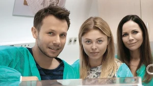 Jowita i Radek, a także towarzysząca im Ingrid, nie potrafią ukryć szczęścia po udanej operacji Dagi