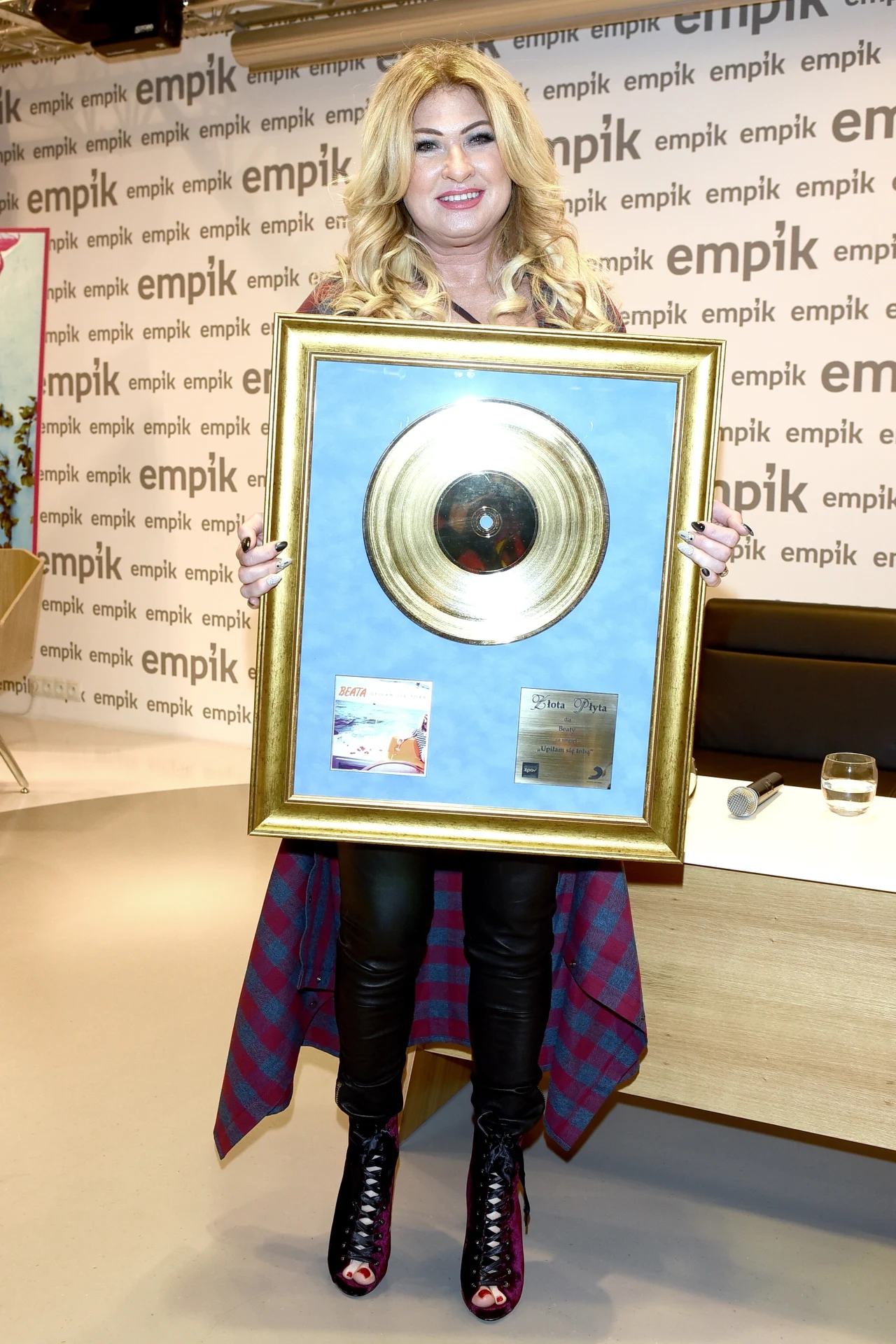 Beata Kozidrak pozuje ze złotą płytą Beata Kozidrak pozuje ze złotą płytą