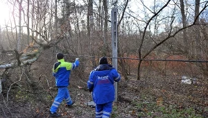 Pracownicy pogotowia energetycznego usuwają skutki orkanu "Barbara"