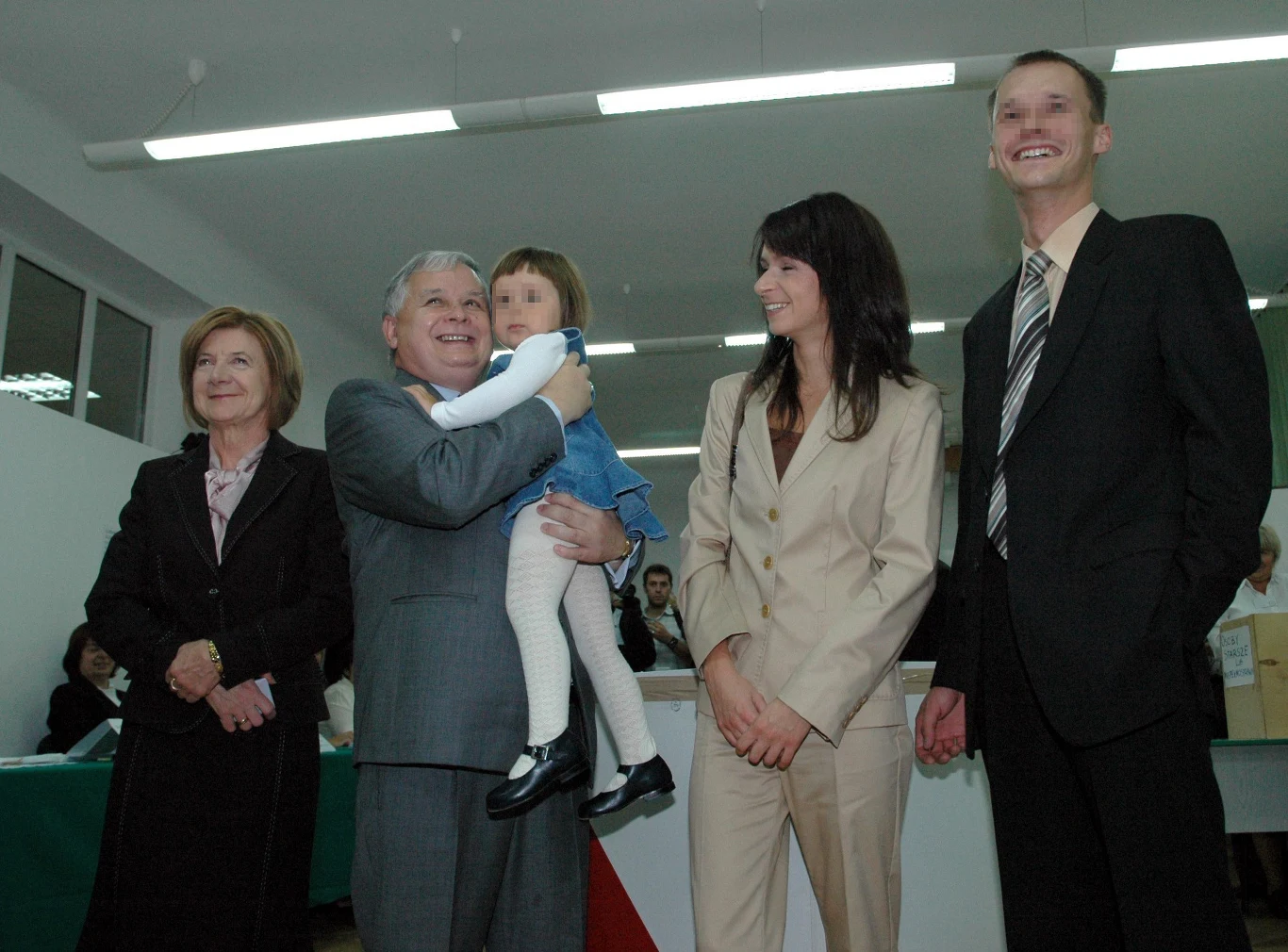 Marta Kaczyńska pozuje z rodzicami, pierwszym mężem i córką Marcina Dubienieckiego, Ewą