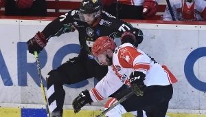 Comarch Cracovia (biało-czerwone stroje) może zagrać z GKS-em Tychy w finale