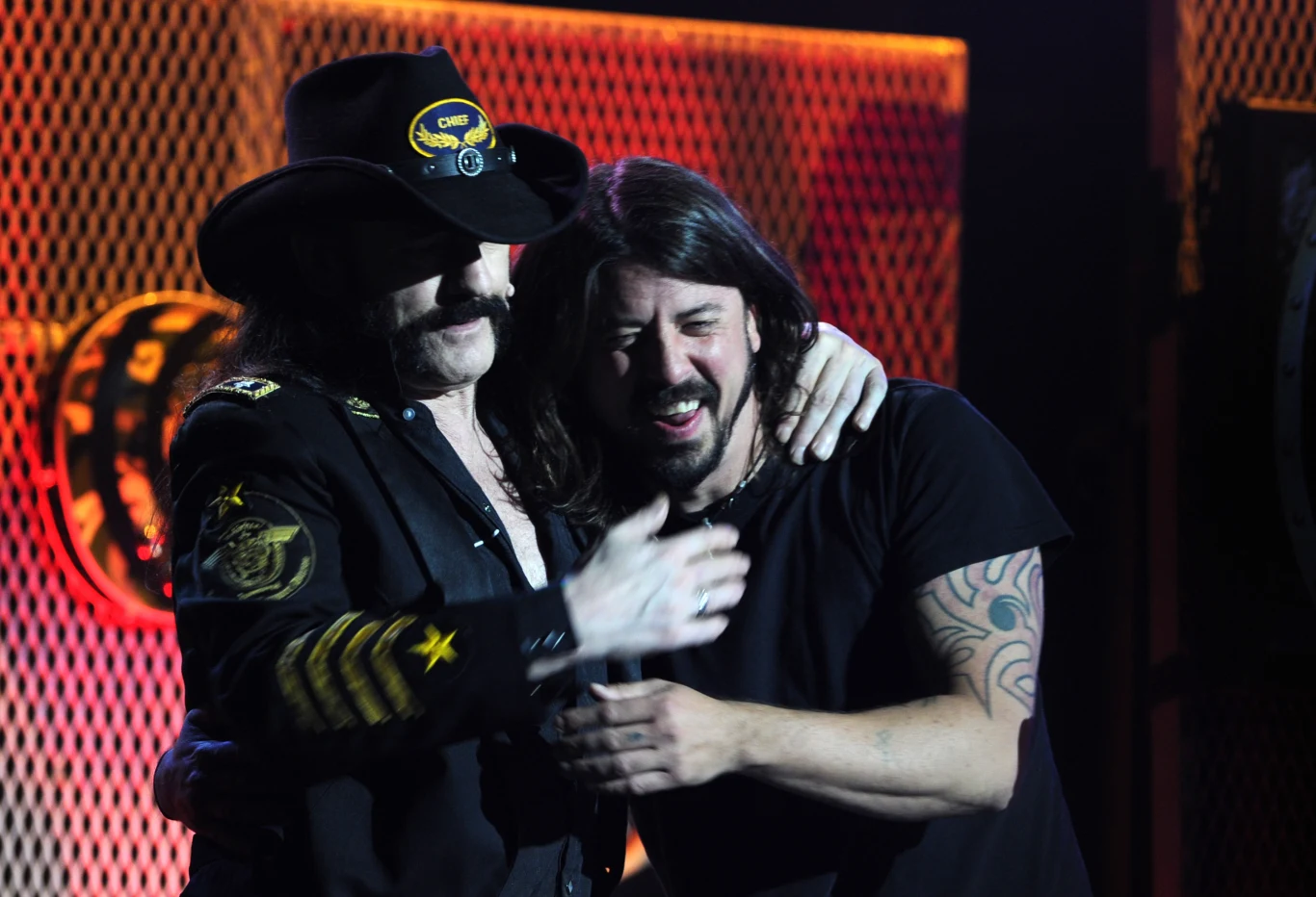Lemmy w ostatnich latach życia miał poważne kłopoty zdrowotne - w 2013 r. przeszedł operację serca (wszczepiono mu specjalne urządzenie regulujące tempo bicia serca), Kilmister zmagał się też z cukrzycą (na zdjęciu z Davem Grohlem)