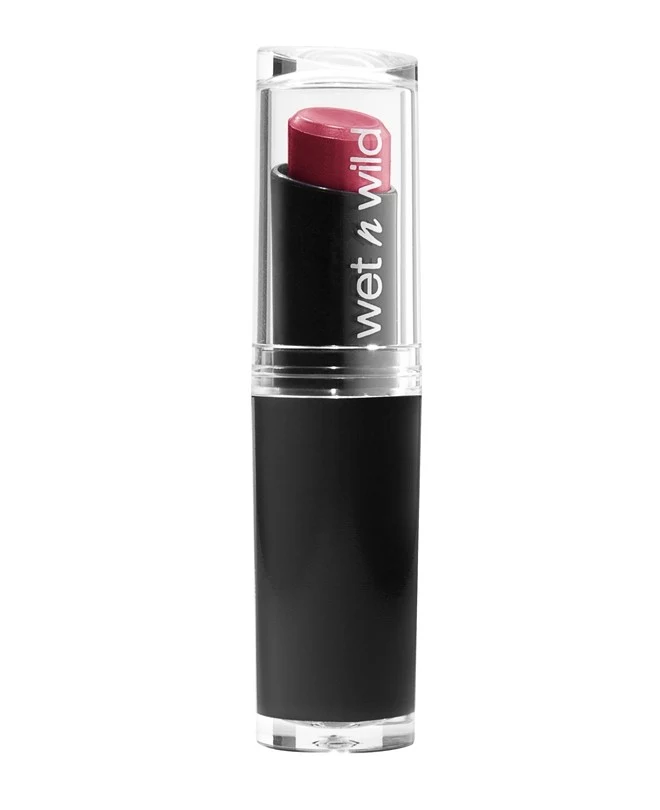 WET N WILD MEGALAST LIP COLOR Szminka o długotrwałej formule i półmatowym, kremowym wykończeniu. Zawiera kwas hialuronowy, koenzym Q10 oraz witaminy A i E. Testowałam pomadkę w odcieniu przybrudzonego różu i był to strzał w dziesiątkę. Kosmetyk dobrze wywiązuje się ze swojego zadania. Nie wysusza ust, można wręcz odnieść wrażenie, że lekko je nawilża, nie podkreśla skórek i co ważne, pozostaje na swoim miejscu nawet do kilku godzin! Ma wygodną i elegancką formę kredki. Pomadka nie rozmazuje, ale może delikatnie brudzić ubranie, to jednak chyba jedyny mankament tej szminki. Doskonała na co dzień. Cena 9,99 Stosunek jakości do ceny 10/10 