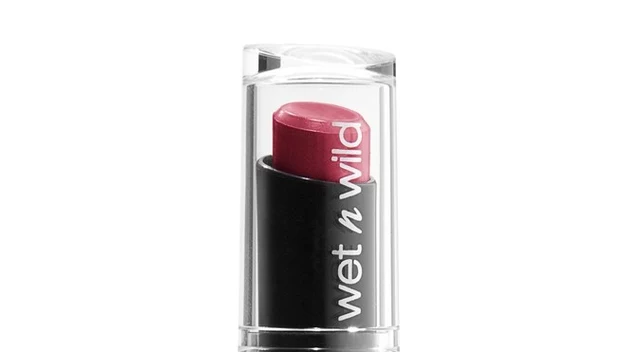 WET N WILD MEGALAST LIP COLOR
Szminka o długotrwałej formule i półmatowym, kremowym wykończeniu. Zawiera kwas hialuronowy, koenzym Q10 oraz witaminy A i E. Testowałam pomadkę w odcieniu przybrudzonego różu i był to strzał w dziesiątkę. Kosmetyk dobrze wywiązuje się ze swojego zadania. Nie wysusza ust, można wręcz odnieść wrażenie, że lekko je nawilża, nie podkreśla skórek i co ważne, pozostaje na swoim miejscu nawet do kilku godzin! Ma wygodną i elegancką formę kredki. Pomadka nie rozmazuje, ale może delikatnie brudzić ubranie, to jednak chyba jedyny mankament tej szminki. Doskonała na co dzień.

Cena 9,99

Stosunek jakości do ceny 10/10
