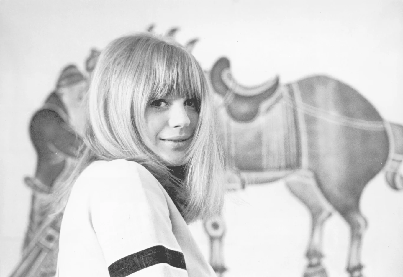 Brytyjska wokalistka, autorka tekstów i aktorka Marianne Faithfull przyszła na świat 29 grudnia 1946 roku. W czerwcu 1964 roku Brytyjka poznała menedżera The Rolling Stones, Andrew Loog Oldhama, dzięki któremu dwa miesiące później zadebiutowała piosenką "As Tears Go By”, którą napisał dla niej Mick Jagger i Keith Richards. Utwór dotarł na 9. miejsce brytyjskiej listy przebojów. Sporym powodzeniem cieszyły się również jej kolejne single: "This Little Bird", "Summer Nights" i "Come and Stay With Me"