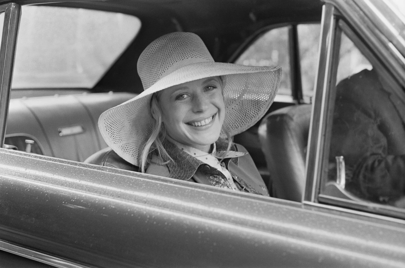 Marianne Faithfull spełniała się nie tylko jako wokalistka. Brytyjka występowała w takich filmach, jak: "Hamlet" (1969), "The Girl on a Motorcycle" (1968), "I'll Never Forget What's'isname" (1967), "Anna" (1967), a także w sztukach teatralnych: "Trzy siostry" i "Hamlet" (1967). Na srebrny ekran powróciła w latach 90. Mogliśmy oglądać ją w takich produkcjach jak "Moondance" (1995), "Shopping" (1994), "Intymność" (2001), "Far from China" (2001), "Zakochany Paryż" (nowela Gusa Van Santa (2006), "Maria Antonina" (2006) oraz "Irina Palm" (2007) 