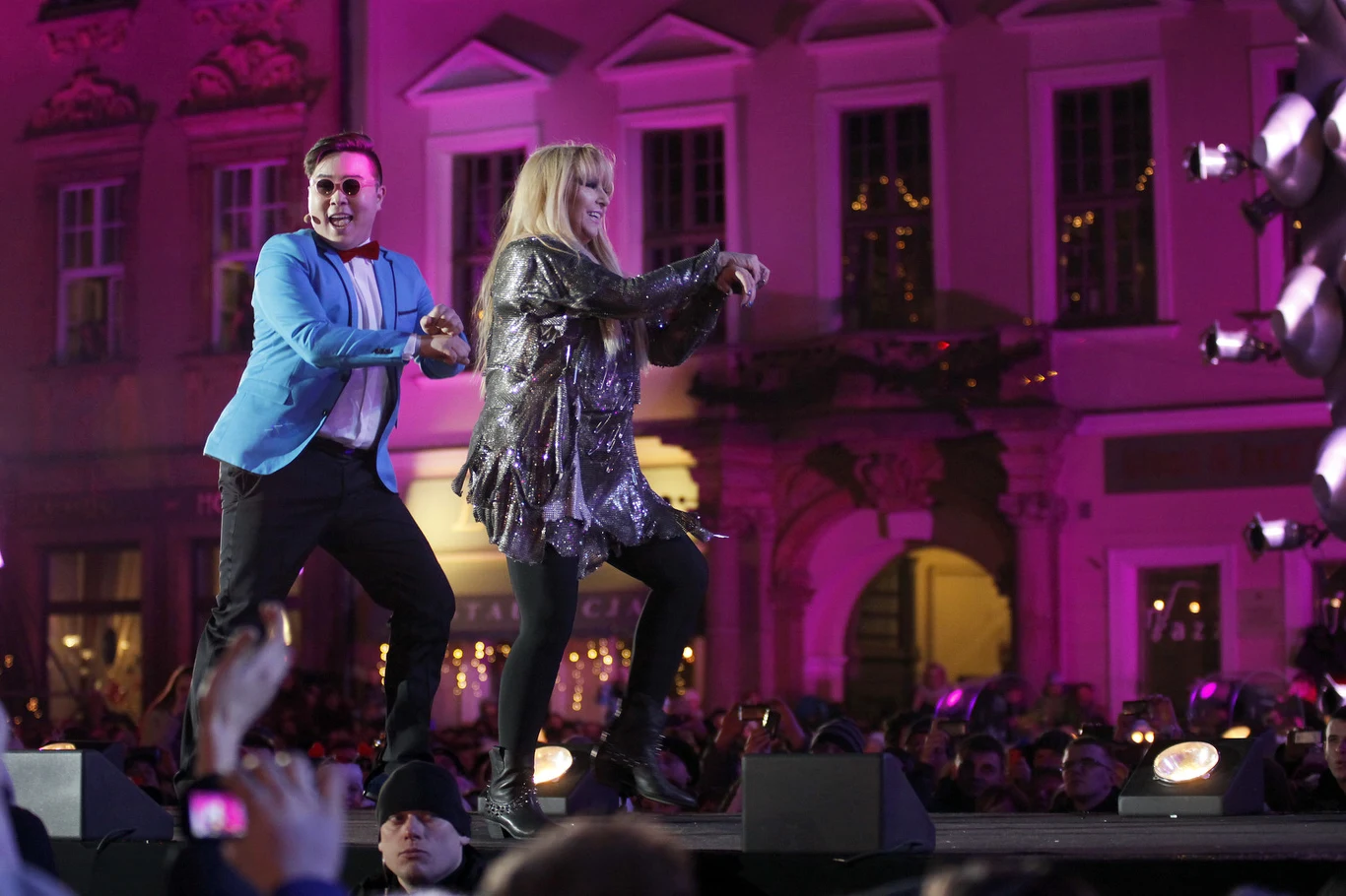 Maryla Rodowicz i Bilguun Ariunbaatar podczas "tańca na koniu" w przeboju "Gangnam Style" PSY (Wrocław 2012).