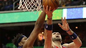 Marcin Gortat (z prawej) kontra Myles Turner