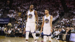 Stephen Curry (z prawej) i Kevin Durant