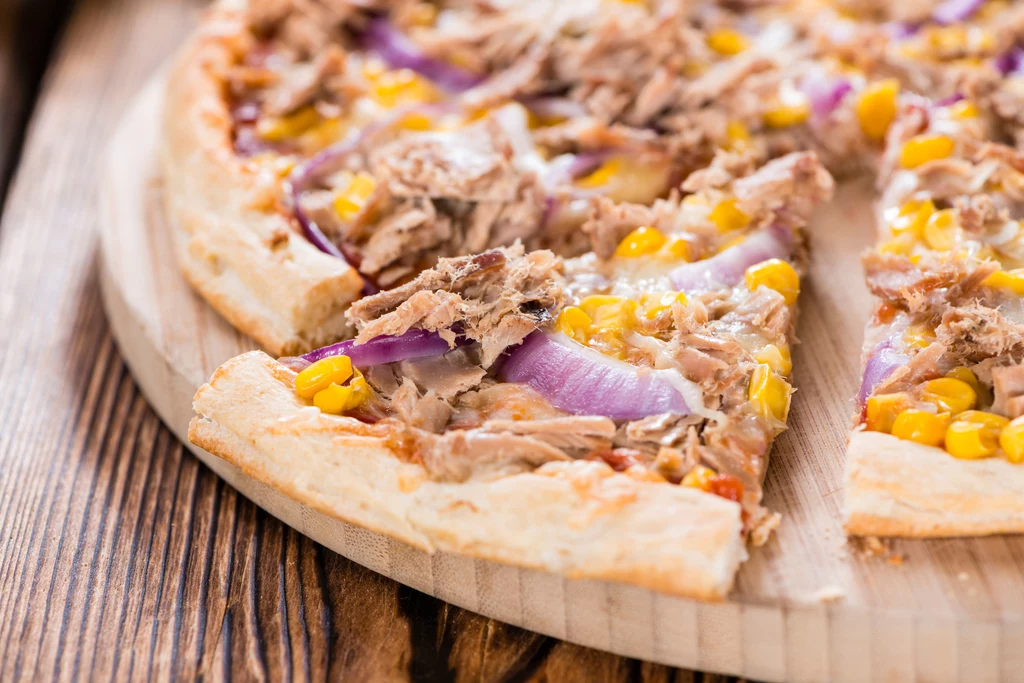 Pizza z tuńczykiem i kukurydzą