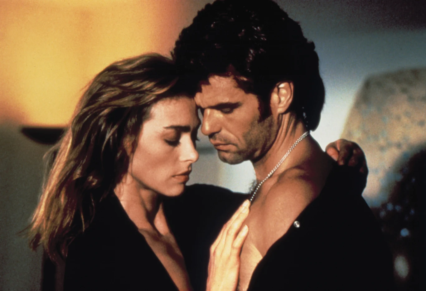 W 1984 roku w wieku 27 lat Joanna Pacuła znalazła się na prestiżowej liście 12. najbardziej obiecujących aktorek, którą co roku ogłasza w "Screen World" amerykański krytyk John Willis. Jednak jej kariera nie potoczyła się tak, jak mogła.
Na zdjęciu Joanna Pacuła i Harry Hamlin w filmie "Under Investigation" (1993) W 1984 roku w wieku 27 lat Joanna Pacuła znalazła się na prestiżowej liście 12. najbardziej obiecujących aktorek, którą co roku ogłasza w "Screen World" amerykański krytyk John Willis. Jednak jej kariera nie potoczyła się tak, jak mogła.
Na zdjęciu Joanna Pacuła i Harry Hamlin w filmie "Under Investigation" (1993)