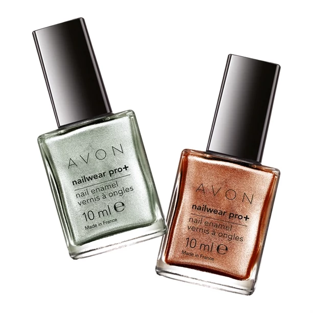 AVON NAILWEAR PRO+ Szybko i trwale - tak maluje się paznokcie lakierem Nailwear Pro+ od Avonu. Jego największy atut to szczoteczka, którą pozwala precyzyjnie i w krótkim czasie nałożyć lakier na płytkę paznokcia, a dzięki specjalnemu wyżłobieniu umożliwia dotarcie nawet w trudno dostępne miejsca. Nałożony lakier wysycha i utwardza się w kilka minut (kiedy skończyłam malować druga rękę, paznokcie pierwszej już były suche). Z szerokiej gamy kolorów dostępnej w tej serii mnie przypadła klasyczna, czerwień, która doskonale pasuje i do codziennych strojów i do stylizacji na "wielkie wyjście". Kolor już po nałożeniu jednej warstwy bardzo ładnie się prezentuje, dając efekt podobny do żelowego manicure. Lakier nie odpryskuje, na paznokciach utrzymuje się około 4 dni. Cena: ok. 25 zł Stosunek jakości do ceny 8/10 AVON NAILWEAR PRO+ Szybko i trwale - tak maluje się paznokcie lakierem Nailwear Pro+ od Avonu. Jego największy atut to szczoteczka, którą pozwala precyzyjnie i w krótkim czasie nałożyć lakier na płytkę paznokcia, a dzięki specjalnemu wyżłobieniu umożliwia dotarcie nawet w trudno dostępne miejsca. Nałożony lakier wysycha i utwardza się w kilka minut (kiedy skończyłam malować druga rękę, paznokcie pierwszej już były suche). Z szerokiej gamy kolorów dostępnej w tej serii mnie przypadła klasyczna, czerwień, która doskonale pasuje i do codziennych strojów i do stylizacji na "wielkie wyjście". Kolor już po nałożeniu jednej warstwy bardzo ładnie się prezentuje, dając efekt podobny do żelowego manicure. Lakier nie odpryskuje, na paznokciach utrzymuje się około 4 dni. Cena: ok. 25 zł Stosunek jakości do ceny 8/10