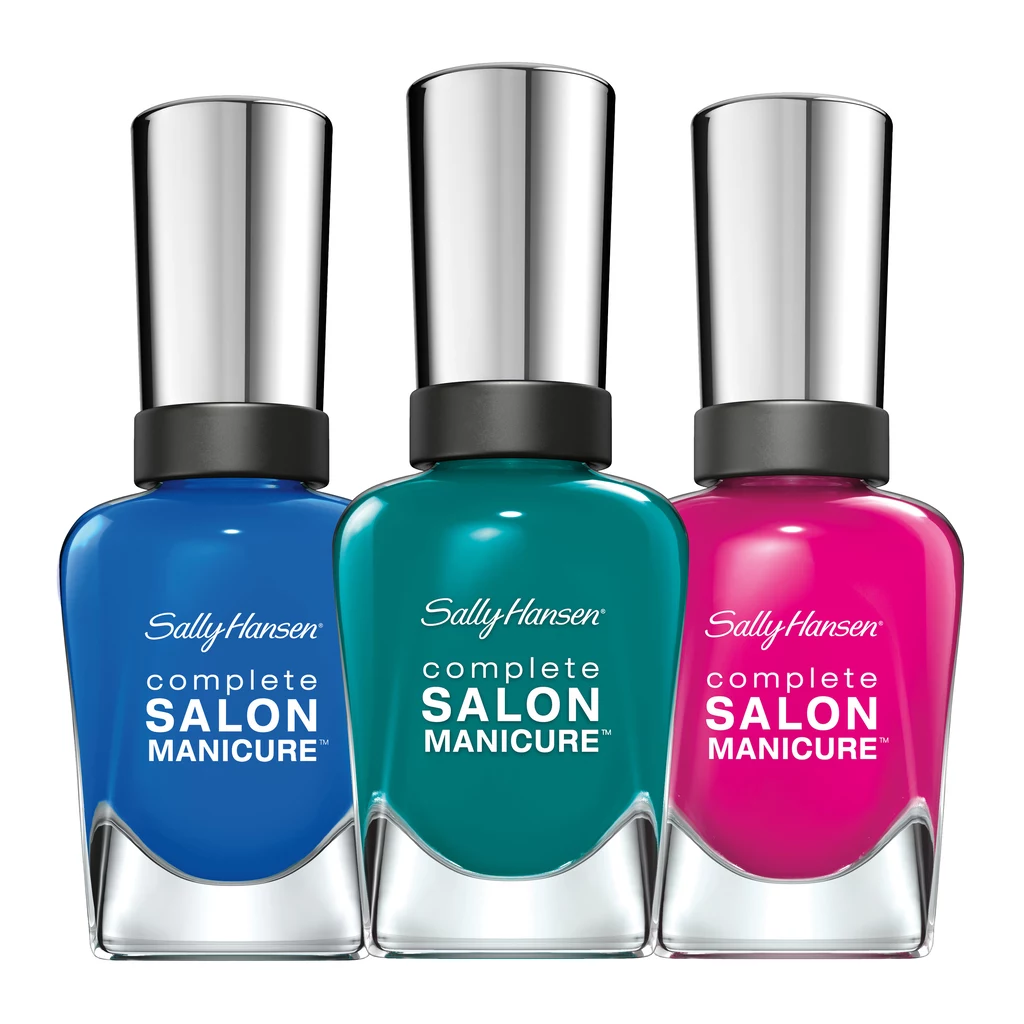 SALLY HANSEN COMPLETE SALON MANICURE Producent przedstawia ten lakier jako 5 w 1 - kosmetyk ma łączyć w sobie właściwości lakieru, bazy, utwardzacza, odżywki i utwardzacza. W efekcie pomalowane tym lakierem paznokcie mają wyglądać jak po żelowym manicure, a efekt powinien utrzymywać się bardzo długo. Niestety, rzeczywistość mocno rozmija się z oczekiwaniami. Po pierwsze szeroki pędzelek utrudnia precyzyjne nakładanie lakieru, po drugie produkt wolno wysycha, po trzecie po wyschnięciu jest dość matowy i wymaga nałożenia topu. Wiele do życzenia pozostawia też trwałość - już po 2-3 dniach lakier zaczyna ścierać się na końcówkach paznokci i wymaga poprawki. Są też oczywiście plusy - świetna, żelowa konsystencja, dzięki której lakier pokrywa paznokieć już po nałożeniu jednej warstwy i piękny, nasycony kolor. Podsumowując - lakier jest w porządku, ale za tę cenę można by oczekiwać więcej. Cena ok. 19 zł Stosunek jakości do ceny: 8/10 SALLY HANSEN COMPLETE SALON MANICURE Producent przedstawia ten lakier jako 5 w 1 - kosmetyk ma łączyć w sobie właściwości lakieru, bazy, utwardzacza, odżywki i utwardzacza. W efekcie pomalowane tym lakierem paznokcie mają wyglądać jak po żelowym manicure, a efekt powinien utrzymywać się bardzo długo. Niestety, rzeczywistość mocno rozmija się z oczekiwaniami. Po pierwsze szeroki pędzelek utrudnia precyzyjne nakładanie lakieru, po drugie produkt wolno wysycha, po trzecie po wyschnięciu jest dość matowy i wymaga nałożenia topu. Wiele do życzenia pozostawia też trwałość - już po 2-3 dniach lakier zaczyna ścierać się na końcówkach paznokci i wymaga poprawki. Są też oczywiście plusy - świetna, żelowa konsystencja, dzięki której lakier pokrywa paznokieć już po nałożeniu jednej warstwy i piękny, nasycony kolor. Podsumowując - lakier jest w porządku, ale za tę cenę można by oczekiwać więcej. Cena ok. 19 zł Stosunek jakości do ceny: 8/10