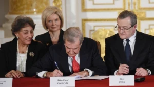 Od lewej: członek rady Fundacji Książąt Czartoryskich Josette Naime Calil Czartoryski, Fundator i Prezydent Rady Fundacji Książąt Czartoryskich Adam Karol Czartoryski, wicepremier, minister kultury Piotr Gliński podczas uroczystości na Zamku Królewskim w Warszawie