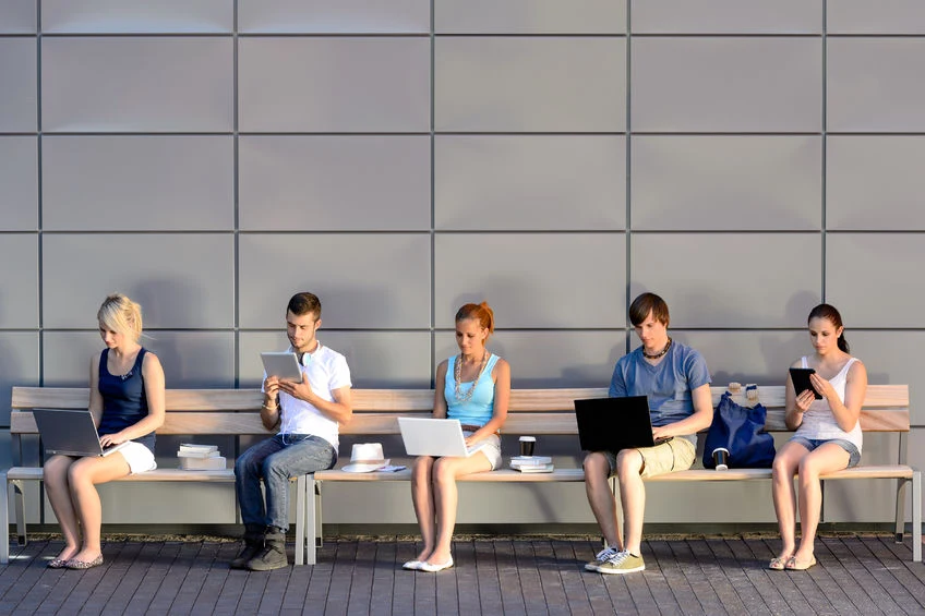 Mimo chęci porzucenia portali społecznościowych użytkownicy czują się zmuszeni pozostać na nich Mimo chęci porzucenia portali społecznościowych użytkownicy czują się zmuszeni pozostać na nich